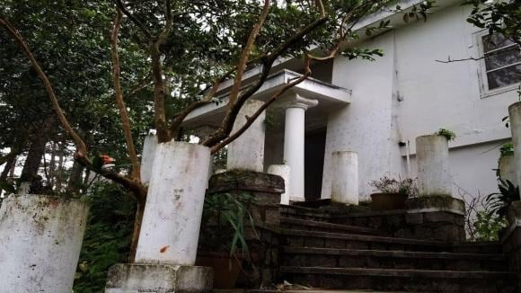 Dù nhà cửa được lau dọn thường xuyên, nhưng khi bước vào lại cảm thấy bí bách, ngột ngạt, kèm theo mùi ẩm mốc, mùi đồ cũ hay mùi hầm kín, đó là dấu hiệu cho thấy không khí trong nhà đang bị tù đọng. 