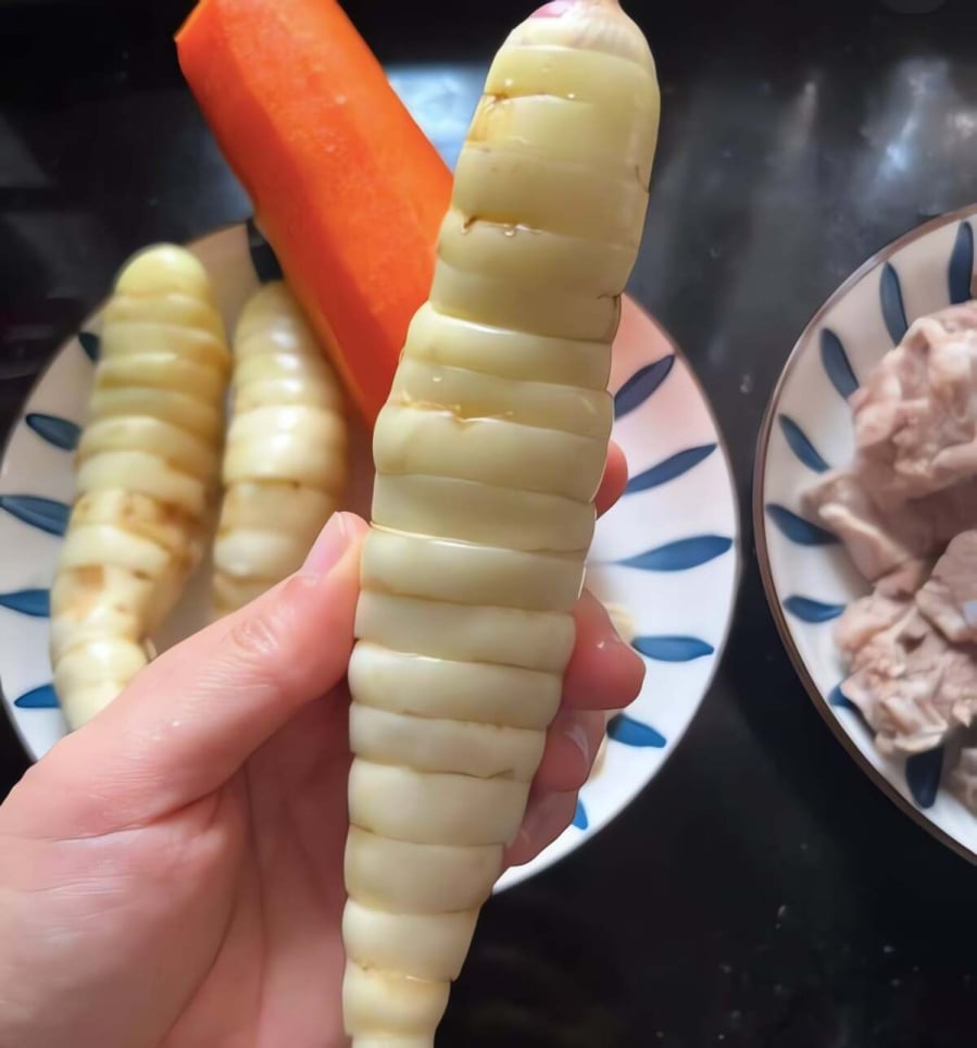 Củ dong được bóc vỏ, rửa sạch và để riêng.