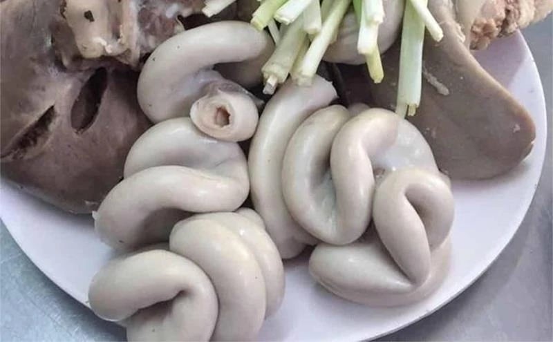 Sau khi rửa sạch, để ráo và chuẩn bị một nồi nước lạnh; lưu ý dùng nước lạnh ngay từ đầu để giữ cấu trúc lòng không bị co cứng trong suốt quá trình nấu.