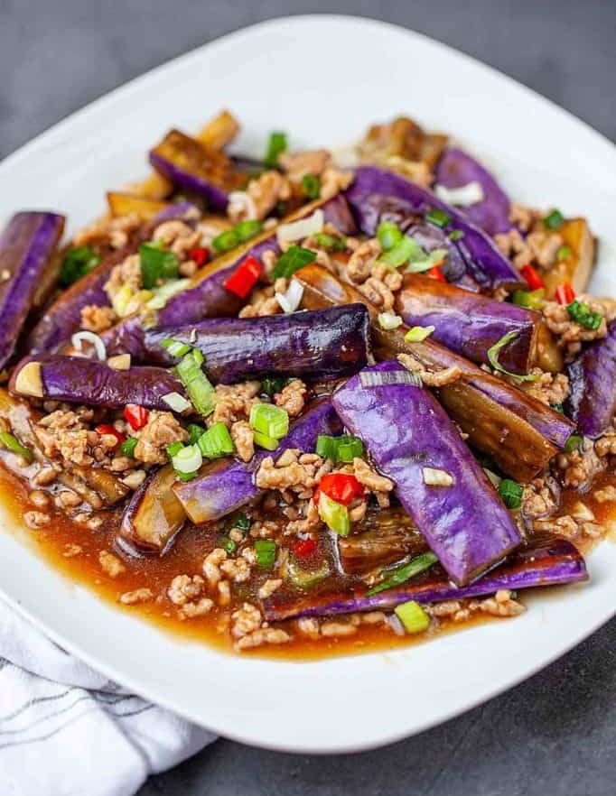 Cà tím và thịt băm là sự kết hợp đã quá quen thuộc, nhưng chính vì thế mà món ăn này luôn giữ được vị trí vững chắc trong bữa cơm gia đình