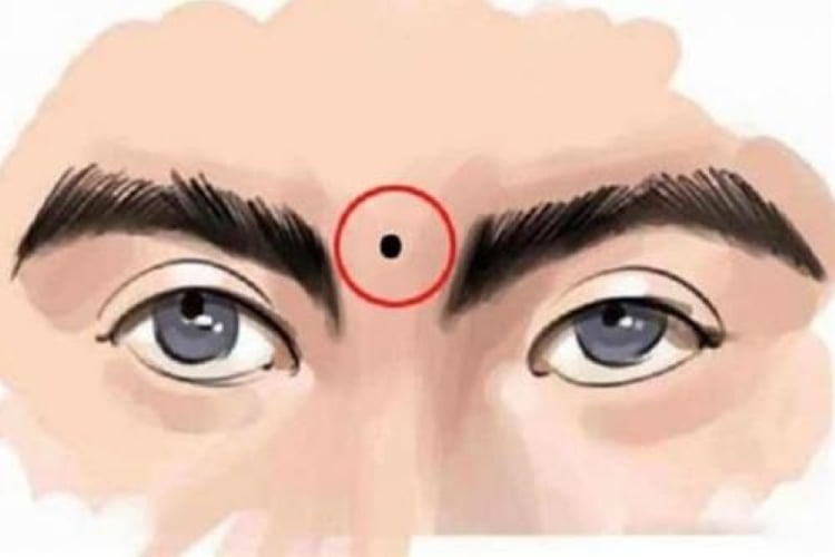 Nốt ruồi ở giữa hai lông mày (Cung mệnh - Ấn Đường). (Ảnh minh họa)