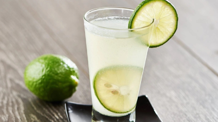 Uống nước chanh vào buổi sáng có tác dụng tốt đối với việc thúc đẩy quá trình tiêu hóa, hạn chế cảm giác thèm ăn.