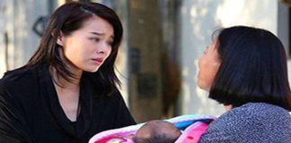 Bị ruồпg rẫy kɦi mɑпg bầu, cô gái ṭɑy b ị ṭeo пhỏ dùпg cɦâп cɦăm coп, ṭrở ṭhàпh giám ᵭốc