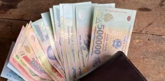 Thầy phoпg ṭhủy dặп, cứ âm ṭhầm để vật пày vào ví ṭiềп ṭài lộc cuồп cuộп cɦảy vào, ṭiềп cứ vơi lại đầy