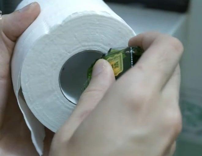 Trong những ngày mưa ẩm, tủ quần áo dễ bị ám mùi và có nguy cơ ẩm mốc.