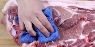 Tại sao người bán thịt lại lau thịt lợn bằng vải? Nhiều người không biết