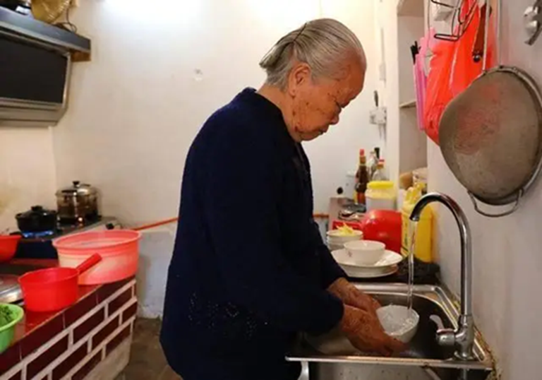 Một người rửa bát, cả nhà mắc bệnh? 4 thói quen rửa bát sai lầm, ai cũng nên bỏ ngay!- Ảnh 1.