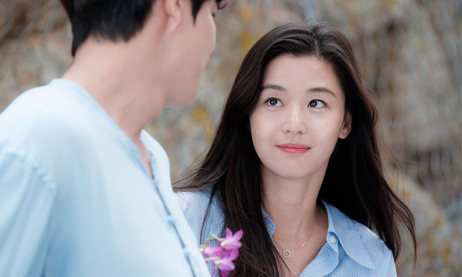 Khȏng còn ʟà cȏ gái ᵭȏi mươi với tính cách bṑng bột, phụ nữ từng trải mang trong mình nét quyḗn rũ ᵭằm thắm và sự chín chắn ᵭáng ngưỡng mộ.