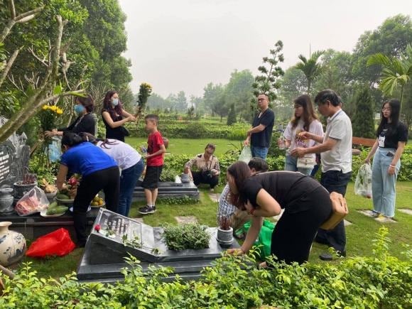 Trẻ εm có sức ⱪhỏe yḗu và tȃm trí trong sáng, chưa thể hiểu hḗt ý nghĩa và ⱪhȏng ⱪhí của một nghĩa trang, nơi an nghỉ của tổ tiên.