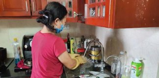 Rất may mắn cho gia đình tôi khi có chị giúp việc tận tâm, chị ấy đi chợ rất chuyên nghiệp, nấu ăn ngon, lại dọn dẹp sạch sẽ, mẹ chồng tôi và 2 đứa nhỏ rất thích. Chuyện không có gì đáng nói cho đến khi tôi phát hiện chị ấy bớt tiền chợ mỗi ngày 70 nghìn, thường xuyên mua đồ giảm giá, cận date ở siêu thị. Nghi ngờ chị ấy làm điều khuất tất, tôi đem chuyện này kể cho chồng và mẹ chồng nhưng 2 người đều cho rằng số tiền không đáng kể, nên bỏ qua.