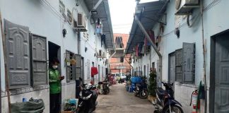 Cay đắng…Chồng học Thạc sĩ trên Hà Nội 2 tháng nay chưa về, tôi sốt ruột nên cuối tuần tranh thủ lên thăm anh. Vừa mở tủ lạnh, tôi ch/e/t sững biết anh đang ở cùng với em sinh viên năm cuối như vợ chồng tại xóm trọ này. Tôi vờ không biết, ở với chồng 2 ngày rồi về quê. Vừa về, tôi lôi ngay 1 thứ đặt lên bàn rồi gọi cả họ đến thông báo