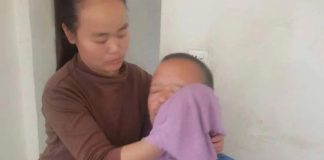 Cho giúp việc thân tín vay 1 tỷ đồng về quê xây nhà rồi mất liên lạc: 10 năm sau tôi nhận được cuộc gọi l:ạ mà bật khóc. Nghe thấy giọng cô, trái tim tôi như bị bóp nghẹt. Mười năm đã trôi qua, và tôi không biết cô ấy đã trải qua những gì. Từng ngày, từng đêm, tôi sống với cảm giác lo lắng và không nguôi nghi ngờ. Tôi cứ nghĩ mình bị cô ấy lừa dối, trốn tránh để trốn nợ. Sự im lặng kéo dài nhiều năm khiến tôi cảm thấy mình bị phản bội, bị lợi dụng. Những câu hỏi không lời đáp, những tưởng tượng tiêu cực cứ quanh quẩn trong tâm trí tôi suốt bao năm tháng. Khi nghe được lời giải thích từ giúp việc làm tôi đi;ế;ng người, hóa ra cô ấy cầm 10 tỷ của tôi để làm việc nàu…