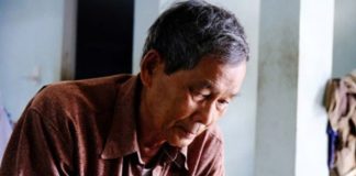 Bố tôi U80 lương hưu cao những 14 triệu/tháng lại được các con gái cho thêm cuốn sổ tiết kiệm 800 triệu, anh trai tôi xung phong đón bố về phụng dưỡng rồi làm hẳn cho ông 1 căn phòng hoành tráng và chế độ chăm sóc sức khỏe hết sức bài bản. Lần nào chúng tôi gọi điện hỏi thăm bố cũng đều khoe được ăn toàn ‘sơn hào hải vị’ nên chúng tôi yên tâm rất nhiều. Vậy mà đùng 1 cái, ngày bố m:ấ:t, anh cả cuống cuồng gọi chúng tôi lúc nửa đêm, yêu cầu về ngay, họp gấp để đóng tiền làm m::a ch:a:y cho bố, thậm chí chia cả tiền mua q:uan t:à:i. Hỏi ra mới n:g:ã ng:ửa, hóa ra toàn bộ tiền tài của bố đều đã bị anh chị ……