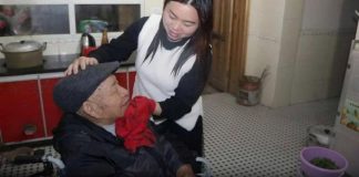 Vợ đang làm trưởng phòng lại bất ngờ xin nghỉ việc để ở nhà chăm bố chồng bị lẫn, 1 ngày về sớm không báo trước, tôi bàng hoàng phát hiện bí mật k;;inh h;;;oàng của nàng dâu ngoan