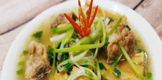 Cách làm canh cá nấu măng chua mùa mưa bão