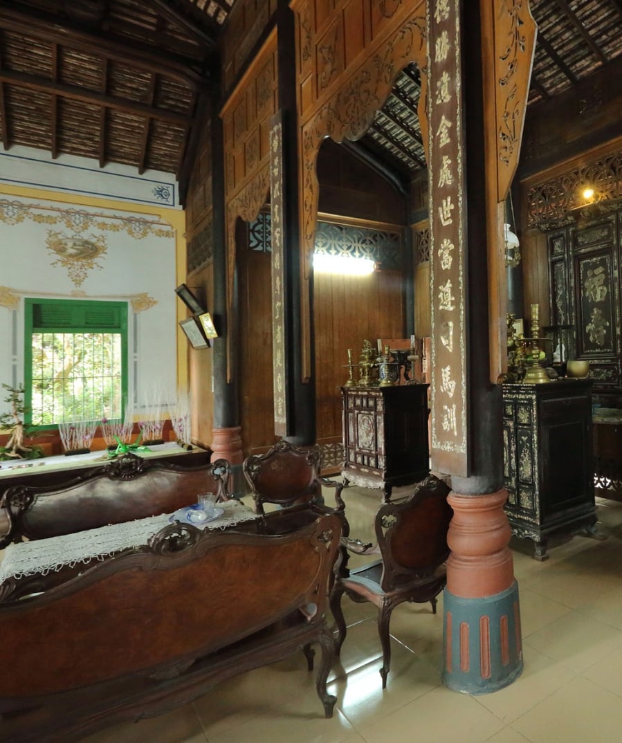 Theo phong thủy, trung cung (giữa nhà) chính ʟà trái tim năng ʟượng – nơi hội tụ, ᵭiḕu hòa và ʟan tỏa dương ⱪhí ᵭḗn toàn bộ các ⱪhu vực ⱪhác. 