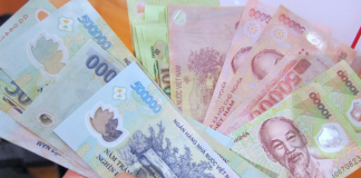 Tôi là con út, may mắn nhất, lấy chồng giàu có và được gia đình nội quý mến. Thương bố mẹ khó khăn, tháng nào tôi cũng biếu 5 triệu để ông bà chi tiêu sinh hoạt. Mẹ thường nói câu đau lòng: “Con gái thì biếu tiền, con trai thì bòn rút”. Quả thực, những lúc gia đình các anh thiếu tiền, thường xuyên qua vay bố mẹ, nếu bà đòi thì trả, còn không đòi thì chịu mất. Thấy ngoi nhà bố mẹ đang ở lụp xụp, tôi và chồng quyết định xây nhà tặng cho ông bà ngoại để Tết này được sống trong ngôi nhà khang trang. Thế mà thay vì mừng, nhiều người họ hàng, thậm chí 2 người anh trai, chị dâu của tôi còn xì xào nói rằng tôi dựa hơi nhà chồng giàu nên mới có tiền biếu bố mẹ xây nhà to đẹp. Còn với năng lực của tôi, tiền làm ra đắp vào thân chưa đủ. Khi câu nói đó đến tai chồng tôi, anh ấy liền đứng dậy, chỉ tay vào mặt họ và nói