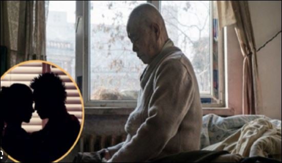 Khi ṓm ᵭau muṓn ᴜṓng thuṓc mà chẳng có ai bên cạnh. Tuổi già muṓn ᵭược tȃm sự với bạn ᵭời nhưng cũng chẳng còn nữa. (ảnh minh họa)