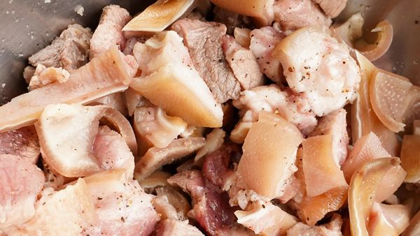 sơ chế và ướp gia vị món thịt đông