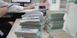 Em trai tôi tuy không học đại học nhưng rất chịu khó chịu khổ đi học nghề sửa chữa. Cứ nghĩ cuộc sống sẽ suôn sẻ với em ai ngờ trong một sự cố TNLĐ, em tôi bị thương nặng để rồi sau đó phải bỏ nghề. Kể từ ngày ấy, cuộc sống của vợ chồng em và 2 con khó khăn vô cùng. Ngày ngày chỉ biết rau cháo nuôi nhau trong căn nhà cấp 4 cũ kĩ, ọp ẹp. Tết vừa rồi, tôi về quê thăm gia đình, nhìn gia cảnh em như vậy, vợ chồng tôi bàn nhau sẽ rút hết 350 triệu tiền tiết kiệm để giúp em trai xây sửa lại căn nhà cho kiên cố, khang trang hơn. Mới đầu, vợ chồng em nhất quyết không nhận nhưng nghe tôi khuyên nhủ, nó khóc nghẹn nói lời cảm ơn rồi hứa nhất định sẽ hoàn trả. Ngày về ăn tân gia ngôi nhà mới sạch đẹp ấm cúng, em dâu xúc động gửi tặng anh chị 1 túi cá khô thay lời cảm ơn. Biết các em khó khăn chỉ có tấm lòng là chính, tôi vui vẻ nhận lấy rồi mang về nhà.