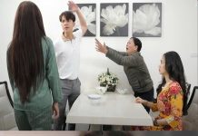 Chồng tôi làm nhân viên văn phòng tháng trên dưới 12 triệu còn lương của tôi khá hơn khi làm trưởng phòng. Thế nhưng, mẹ anh luôn cho rằng con trai bà oách lắm. Dù không có ý c:hê tôi nhưng thi thoảng bà lại nói đổng rằng “không biết tôi tu mấy kiếp mới được duyên tốt vậy”, khi đó tôi thường cười cho qua. Nhưng quá quắt nhất là hôm nay, tôi nghe lén được cuộc trò chuyện của 2 mẹ con họ…Tôi đã lên 1 kế hoạch …