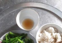 Bình thường tôi không ăn trưa ở nhà nhưng nay xong việc sớm nên tạt qua nhà chơi với con một chút. Thấy mâm cơm trên bàn, tôi mở lồng bàn ra thì chỉ thấy rau luộc. Tôi hỏi con trai thì thằng bé vô tư nói: “Cơm của bà đấy ạ. Mọi ngày bà vẫn ăn thế mà bố”. Đoán ra vợ cố tình nấu cho mẹ ăn đạm bạc, tôi gọi cô ấy ra hỏi chuyện. Trước mặt chồng và mẹ, vợ tôi vẫn tỉnh bơ: “Thịt lợn tăng giá, em chỉ mua cho con thôi. Em thì đi làm mệt còn con học hành vất vả. Mẹ ở nhà chẳng làm gì. Không ngờ cô ấy lại đối xử với mẹ như vậy, tôi liền cho vợ 2 cú bạt tai mà không biết sự thật đằng sau…