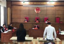 Lấy chồng năm 22 tuổi – khi mà bạn bè đang hớn hở bước vào đời, lăn lộn tìm công việc kiếm tiền này kia, thì tôi d:ại d:ột lên xe hoa sớm. Tưởng mình là Lọ Lem số hên gặp được hoàng tử, tôi đã nghĩ đến viễn cảnh cuộc sống hôn nhân hạnh phúc bên chồng con. Thế nhưng vừa bước chân vào nhà chồng được ít lâu, tôi đã hiểu vì sao mình lại xuất hiện ở đó. Ông nội chồng ốm nặng, chân teo liệt phải ngồi xe lăn, không còn khả năng chăm sóc bản thân nữa nên lúc nào cũng phải có người túc trực bên cạnh. Mẹ chồng tôi tiếc tiền thuê giúp việc chăm ông cụ, thế là bà xúi con trai rước về một đứa con dâu n:hà q:uê để làm ô si:n miễn phí. Chồng không cho tôi đi làm, không muốn thuê giúp việc, lý do vì anh không tin tưởng người ngoài. Thế là hơn chục năm qua tôi chỉ ở nhà dọn dẹp nấu nướng, đ:ẻ con, nuôi con và chăm ông nội chồng. Từ một cô gái xinh đẹp giỏi giang, tôi biến thành bà nội trợ đầu tóc bù xù, ăn mặc lôi thôi, thiếu ngủ, mệt mỏi và già thêm cả chục tuổi. Tôi cứ nhẫn nhịn và chăm sóc ông cụ chu đáo cho đến dịp gần đây tôi phát hiện mẹ chồng định “đá” tôi khỏi nhà họ ra đi tay trắng vì hết giá trị lợi dụng. Ngày l:y h:ôn cuối cùng cũng đến, tưởng ngậm ngùi xách vali về nhà mẹ đẻ trong ê chề không ngờ 1 nhân vật xuất hiện, mẹ chồng tôi lúc ấy mới hiểu đến phút chót mới biết mình thua thảm hại như thế nào…