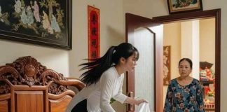 Thấy con dâu mới cưới được 1 tuần nhưng liên tục thay ga giường, mẹ chồng tò mò giả vờ vào phòng kiểm tra rồi òa khóc khi nhìn thấy chỗ ngủ của con trai toàn là…